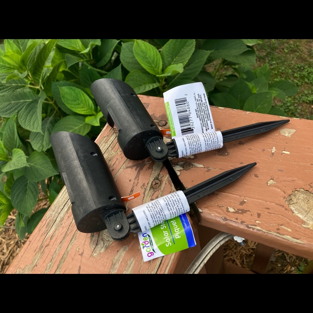 NWT 4 Adjustable Solar-Powered Spotlights - Picture 6 of 6